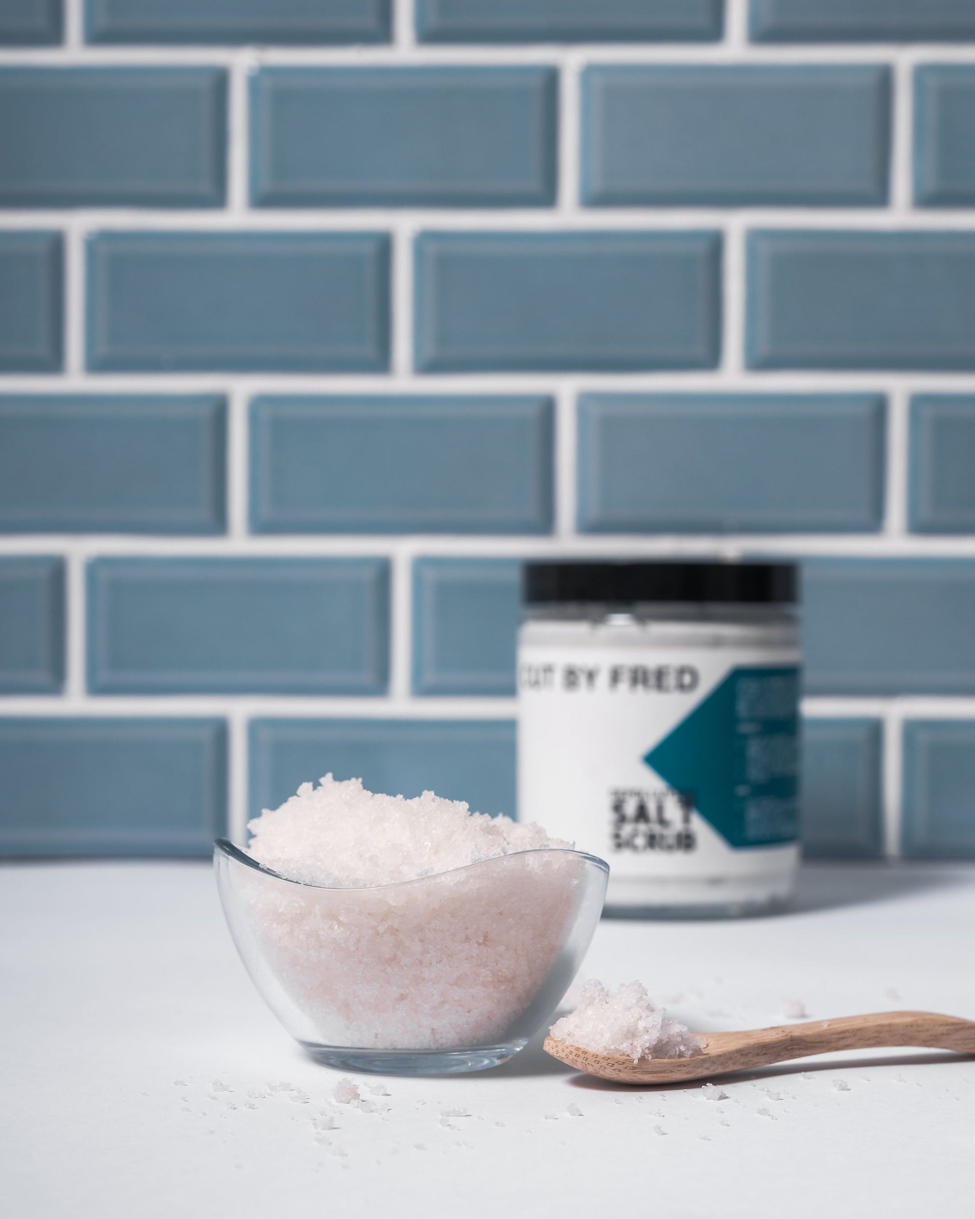 Depolluting salt scrub